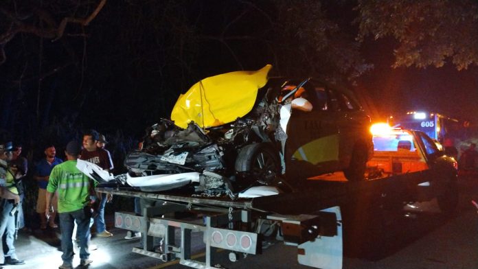 En el percance estuvo involucrado un taxi de Puerto Vallarta marcado con el número económico 263 de Puerto Vallarta y un tráiler