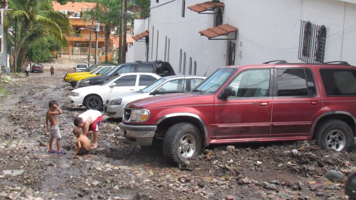 Unas 300 familias vallartenses viven en zonas de riesgo por huracanes, expuestas a crecidas de ríos y más siniestros