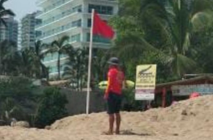 Colocan banderas rojas por oleaje elevado en tres playas de Puerto Vallarta: Camarones Sur, Holly y Burros