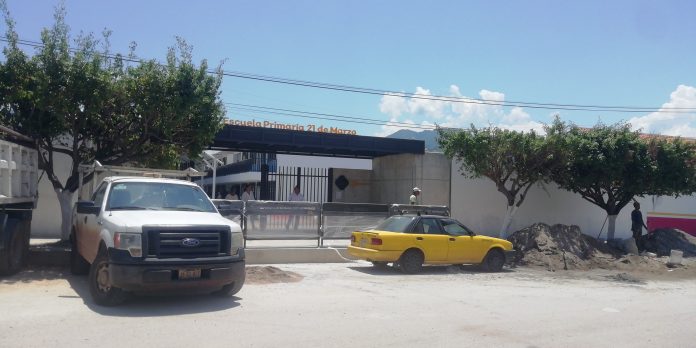 Dos escuelas en Puerto Vallarta retrasan clases por obras de rehabilitación, afectando a cientos de alumnos