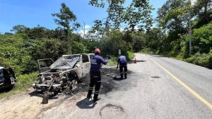 Camioneta se incendia en la carretera Federal 200 Sur, en el municipio de Cabo Corrientes sin heridos, solo daños materiales