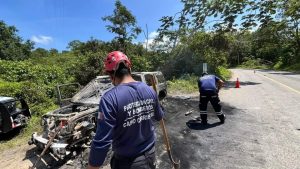 Camioneta se incendia en la carretera Federal 200 Sur, en el municipio de Cabo Corrientes sin heridos, solo daños materiales