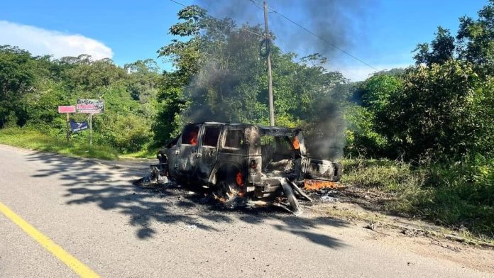 Camioneta se incendia en la carretera Federal 200 Sur, en el municipio de Cabo Corrientes sin heridos, solo daños materiales