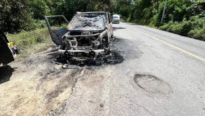 Camioneta se incendia en la carretera Federal 200 Sur, en el municipio de Cabo Corrientes sin heridos, solo daños materiales