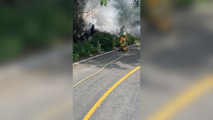 Un tractocamión volcó y se incendió en el municipio de Cabo Corrientes, dejando al conductor lesionado y daños severos