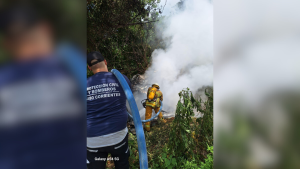 Un tractocamión volcó y se incendió en el municipio de Cabo Corrientes, dejando al conductor lesionado y daños severos