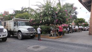 Empleados sindicalizados de Puerto Vallarta bloquean centro