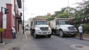 Empleados sindicalizados de Puerto Vallarta bloquean centro