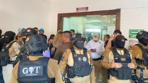 Empleados sindicalizados de Puerto Vallarta bloquean centro