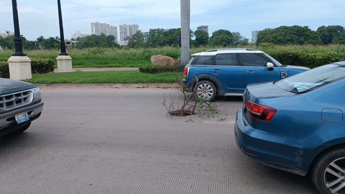 Fluvial Vallarta, alcantarilla sin tapa en Los Tules