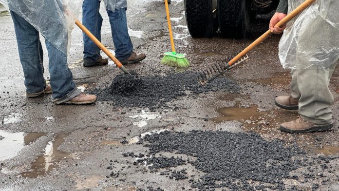 Municipios de Jalisco reparan y bachean la carretera federal 70 con recursos propios ante la falta de apoyo