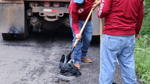 Municipios de Jalisco reparan y bachean la carretera federal 70 con recursos propios ante la falta de apoyo