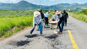 Municipios de Jalisco reparan y bachean la carretera federal 70 con recursos propios ante la falta de apoyo