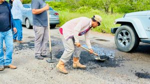 Municipios de Jalisco reparan y bachean la carretera federal 70 con recursos propios ante la falta de apoyo