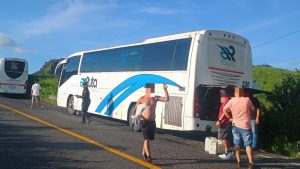 Secretaría de Seguridad y Protección Ciudadana brinda apoyo en Santa María del Oro a pasajeros de autobús detenido en carretera Nayarit