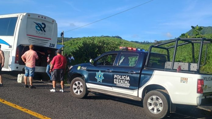 Secretaría de Seguridad y Protección Ciudadana brinda apoyo en Santa María del Oro a pasajeros de autobús detenido en carretera Nayarit