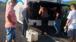 Secretaría de Seguridad y Protección Ciudadana brinda apoyo en Santa María del Oro a pasajeros de autobús detenido en carretera Nayarit