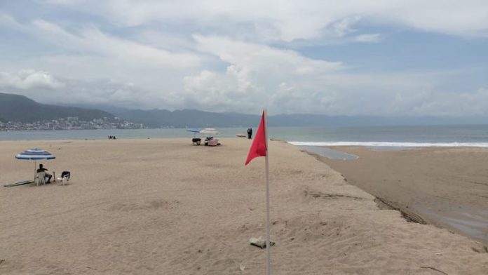 La playa Oasis en el municipio de Puerto Vallarta permanece cerrada por contaminación de heces fecales en sus aguas