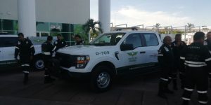 El secretario de turismo, Miguel Torruco y compañía, entregaron tres patrullas a Ángeles Verdes en Jalisco para asistencia en carreteras