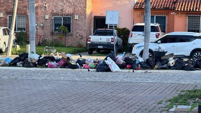 Crisis de recolección de basura en Vallarta se agrava en fin de semana largo; alcalde señala falta de camiones recolectores