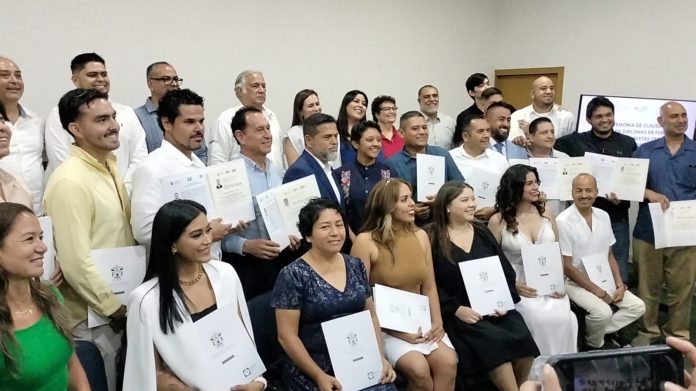 Se gradúan 24 guías turísticos en Puerto Vallarta tras concluir diplomado de formación profesional en el CUCosta