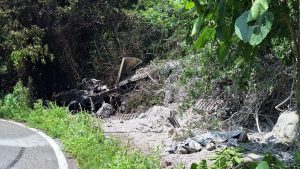 Un tractocamión volcó y se incendió en el municipio de Cabo Corrientes, dejando al conductor lesionado y daños severos