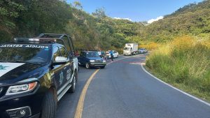 Carretera federal 200 cerrada por accidente mortal en kilómetro 42