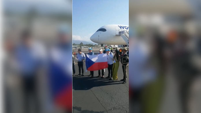 Turistas de Praga llegan a Puerto Vallarta en vuelo directo