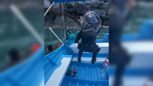 Policía Estatal Turística y Protección Ciudadana localizan a dos personas y su perro que se reportaban extraviadas en Playa del Toro