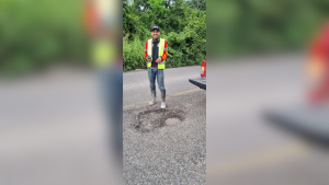 Ciudadanos reparan la carretera federal 200 en Nayarit ante el abandono de autoridades; buscan prevenir accidentes y proteger vehículos