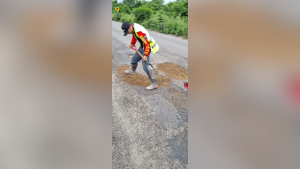 Ciudadanos reparan la carretera federal 200 en Nayarit ante el abandono de autoridades; buscan prevenir accidentes y proteger vehículos