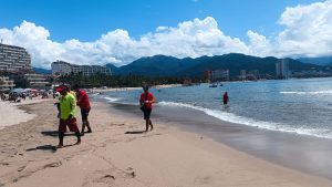 50 hrs sin econtrar a joven de 16 años desaparecido en playa de Vallarta, tras intentar rescatar a su hermanita