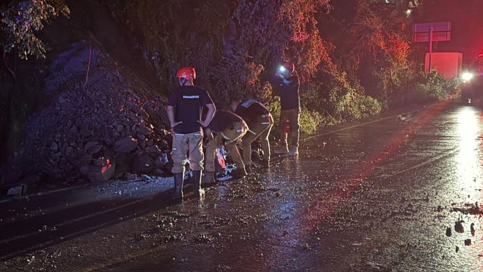 Tormenta nocturna causa leves daños en Vallarta. Protección Civil reporta afectaciones menores por tormenta; canales y caminos afectados