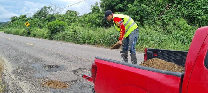 Ciudadanos reparan la carretera federal 200 en Nayarit ante el abandono de autoridades; buscan prevenir accidentes y proteger vehículos