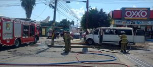 Bomberos de Nayarit sofocan incendio vehicular en Tepic