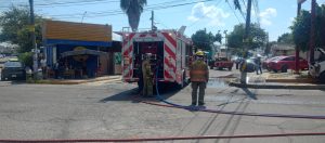 Bomberos de Nayarit sofocan incendio vehicular en Tepic