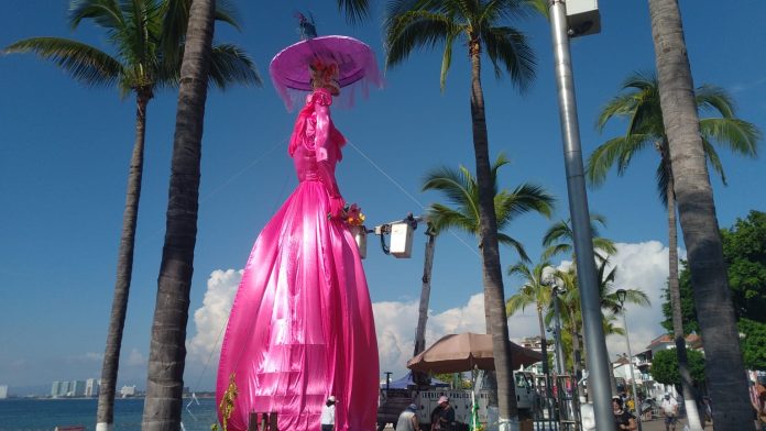 La catrina monumental de 28.15 metros atrae turistas y busca superar 3 millones de vistas en redes en Puerto Vallarta