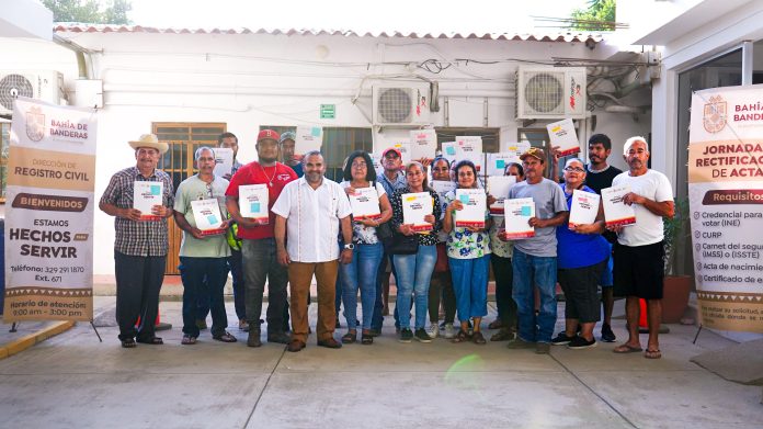 En un evento, cumplen compromiso de Héctor Santana al entregar actas de nacimiento rectificadas en Bahía de Banderas