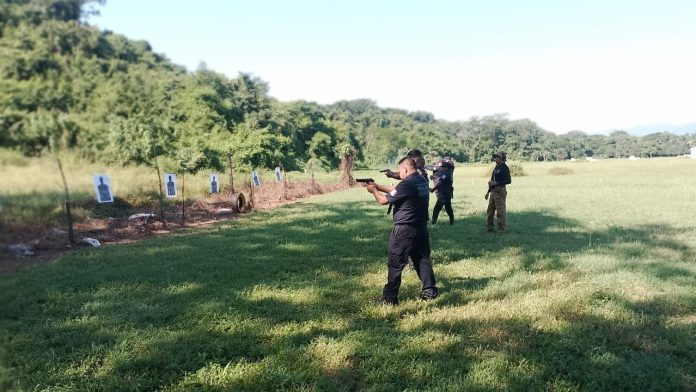 Elementos de seguridad en Bahía de Banderas reciben capacitación en tiro bajo supervisión profesional para mejorar respuesta