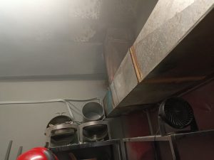 Bomberos de la ciudad de Guadalajara controlan incendio en restaurante de Plaza Pabellón; no se reportan lesionados