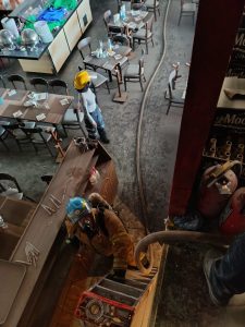 Bomberos de la ciudad de Guadalajara controlan incendio en restaurante de Plaza Pabellón; no se reportan lesionados