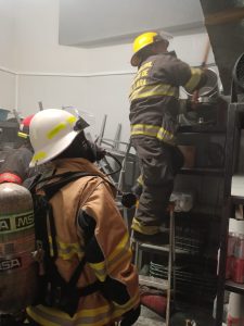 Bomberos de la ciudad de Guadalajara controlan incendio en restaurante de Plaza Pabellón; no se reportan lesionados