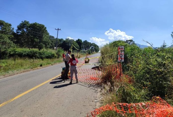 Socavón en carretera libre a Guadalajara afecta tránsito en Jalisco