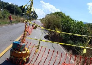 Socavón en carretera libre a Guadalajara afecta tránsito en Jalisco