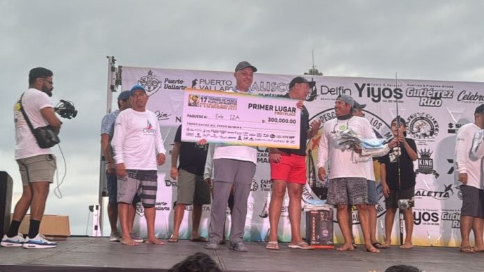 La embarcación IZA es la ganadora en el Torneo de Pesca Playa Los Muertos con una captura de 12 kg, llevándose $300,000 pesos